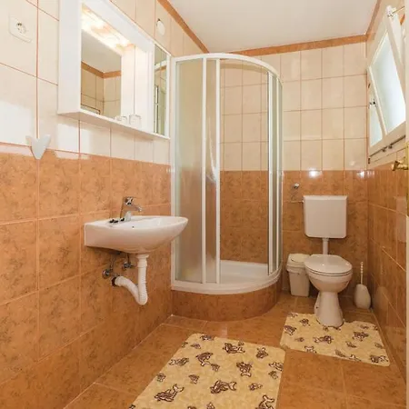 Diana - Great Location, Cosy 2 Bedroom, 2 Bathroom