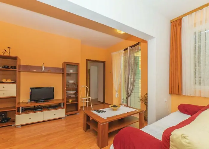 Diana - Great Location, Cosy 2 Bedroom, 2 Bathroom *